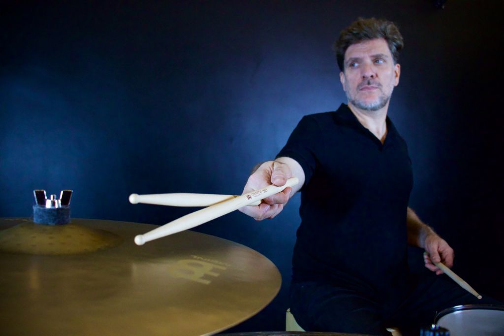 Araçatuba recebe no sábado workshop gratuito de bateria com o músico Ramon Montagner